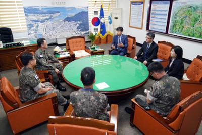 21사단장 접견04-1030.jpg