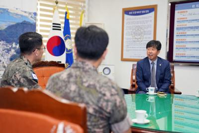 21사단장 접견05-1030.jpg