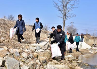 20240315 2024년 양구군 해안면 세계물의 날 기념 민관군 참여 정화활동 (10).JPG