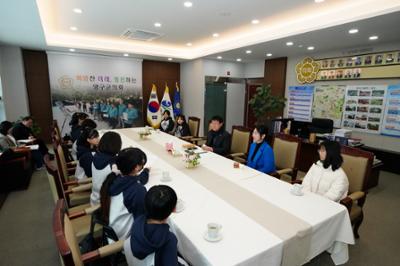 정창수 의장 학부모연합회 상임대표. 배꼬미 놀이학교 협동조합원 및 청소년 아지트 추진단 학생 면담