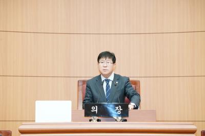 제300회 양구군의회 제2차 정례회 제5차 본회의 (3).JPG