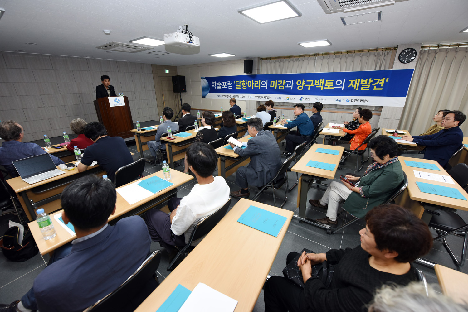 양구백자박물관달항아리특별전10-1500.jpg