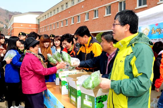 4월 희망의정(21사단 신병교육수료 장병`가족 곰취축제홍보 및 음료봉사 활동)