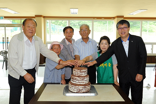 동면지역 홀로어르신 생일상 차려드리기 행사 참석