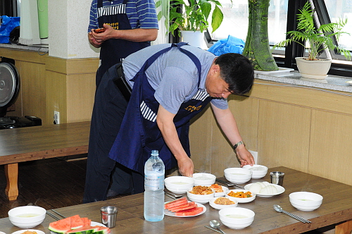 희망의정장수식당차림상봉사활동2.jpg